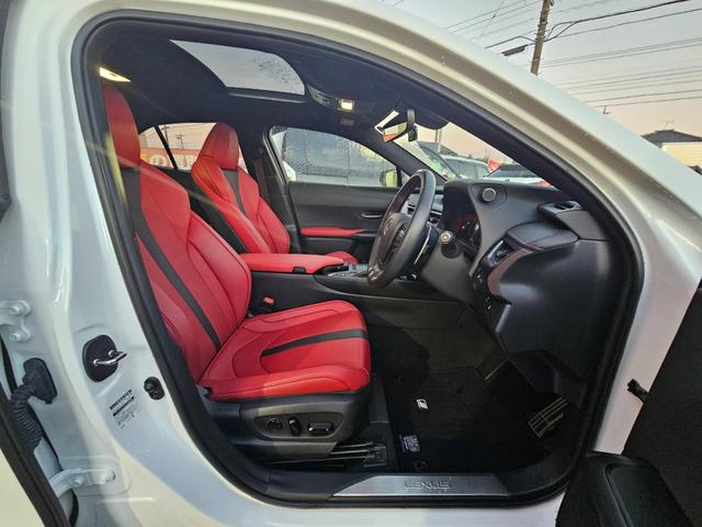 UX UX250h Fスポーツ ワンオーナー 禁煙車 ムーンルーフ 赤レザーシート 全方位カメラ ドラレコ前後 置くだけ充電 メーカーナビ フルセグテレビ パワーシート シートヒーター ステアリングヒーター パワーバックドア(15枚目)