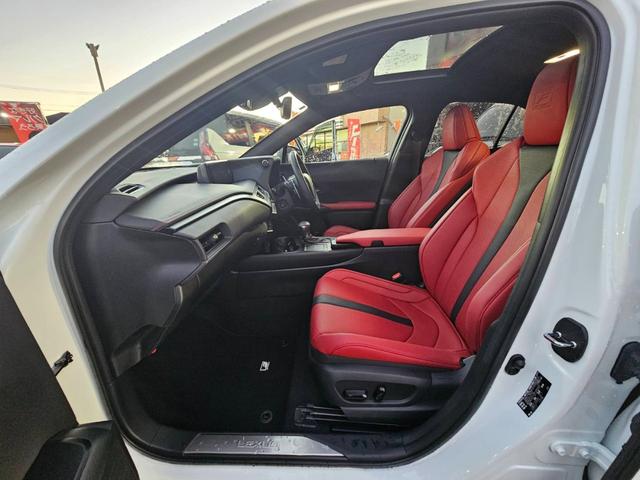 UX UX250h Fスポーツ ワンオーナー 禁煙車 ムーンルーフ 赤レザーシート 全方位カメラ ドラレコ前後 置くだけ充電 メーカーナビ フルセグテレビ パワーシート シートヒーター ステアリングヒーター パワーバックドア(16枚目)