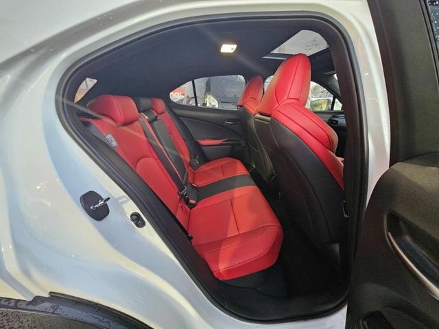 UX UX250h Fスポーツ ワンオーナー 禁煙車 ムーンルーフ 赤レザーシート 全方位カメラ ドラレコ前後 置くだけ充電 メーカーナビ フルセグテレビ パワーシート シートヒーター ステアリングヒーター パワーバックドア(17枚目)