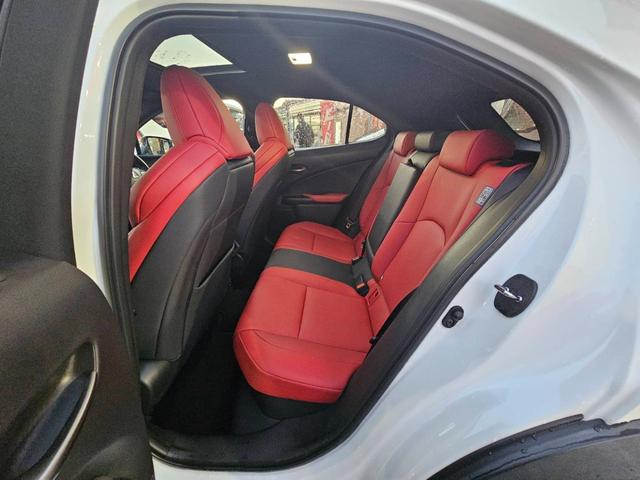 UX UX250h Fスポーツ ワンオーナー 禁煙車 ムーンルーフ 赤レザーシート 全方位カメラ ドラレコ前後 置くだけ充電 メーカーナビ フルセグテレビ パワーシート シートヒーター ステアリングヒーター パワーバックドア(18枚目)