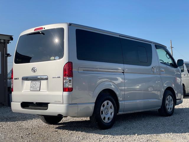 ハイエースバン ロングスーパーＧＬ　タイミングベルト交換　エンジンオイルとエレメント交換　新品バッテリー交換済み　プッシュスタート　キーレスエントリー　リアエアコン　ナビ　フルセグＴＶ　バックカメラ　オートクロージャドア　ＡＣ１００Ｖ（6枚目）