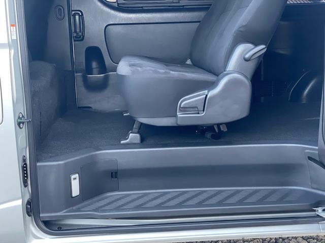 ハイエースバン ロングスーパーＧＬ　タイミングベルト交換　エンジンオイルとエレメント交換　新品バッテリー交換済み　プッシュスタート　キーレスエントリー　リアエアコン　ナビ　フルセグＴＶ　バックカメラ　オートクロージャドア　ＡＣ１００Ｖ（13枚目）