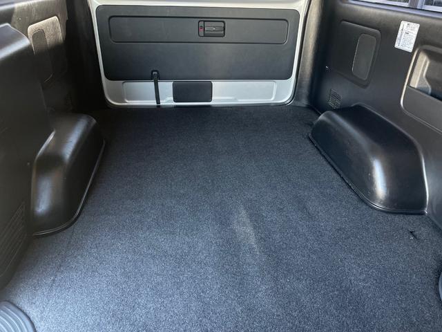 ハイエースバン ロングスーパーＧＬ　タイミングベルト交換　エンジンオイルとエレメント交換　新品バッテリー交換済み　プッシュスタート　キーレスエントリー　リアエアコン　ナビ　フルセグＴＶ　バックカメラ　オートクロージャドア　ＡＣ１００Ｖ（19枚目）