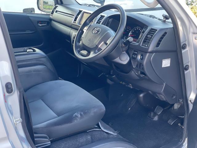 ハイエースバン ロングスーパーＧＬ　タイミングベルト交換　エンジンオイルとエレメント交換　新品バッテリー交換済み　プッシュスタート　キーレスエントリー　リアエアコン　ナビ　フルセグＴＶ　バックカメラ　オートクロージャドア　ＡＣ１００Ｖ（22枚目）