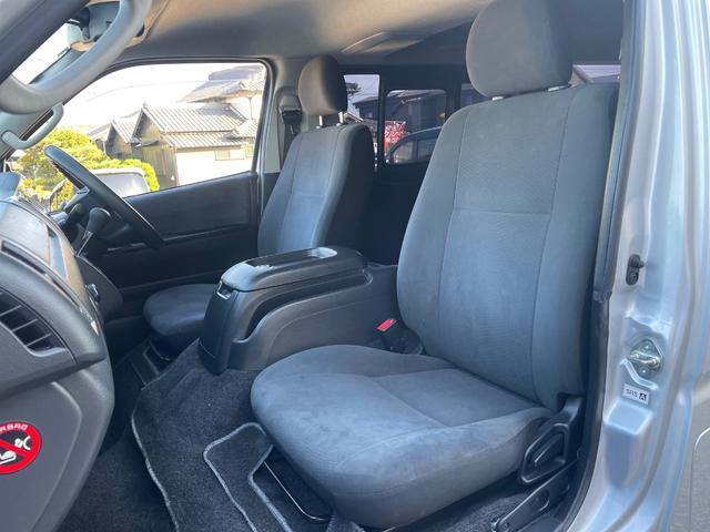 ハイエースバン ロングスーパーＧＬ　タイミングベルト交換　エンジンオイルとエレメント交換　新品バッテリー交換済み　プッシュスタート　キーレスエントリー　リアエアコン　ナビ　フルセグＴＶ　バックカメラ　オートクロージャドア　ＡＣ１００Ｖ（29枚目）