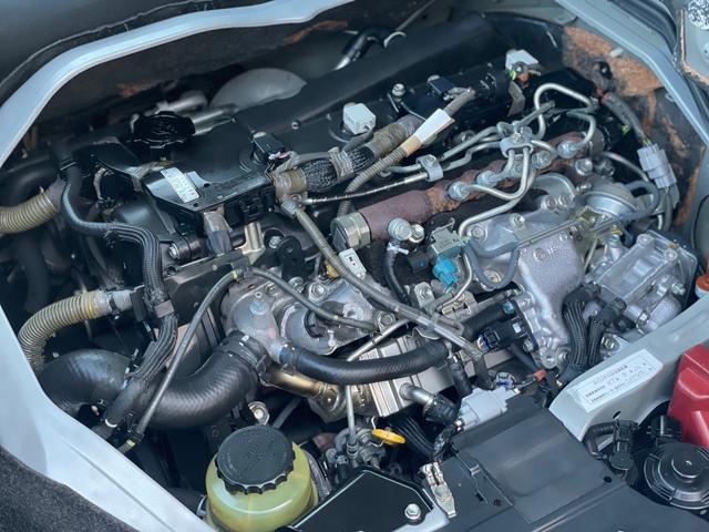 ハイエースバン ロングスーパーＧＬ　タイミングベルト交換　エンジンオイルとエレメント交換　新品バッテリー交換済み　プッシュスタート　キーレスエントリー　リアエアコン　ナビ　フルセグＴＶ　バックカメラ　オートクロージャドア　ＡＣ１００Ｖ（49枚目）