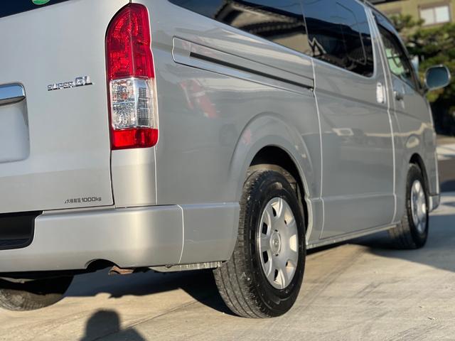 ハイエースバン ロングスーパーＧＬ　タイミングベルト交換　エンジンオイルとエレメント交換　新品バッテリー交換済み　プッシュスタート　キーレスエントリー　リアエアコン　ナビ　フルセグＴＶ　バックカメラ　オートクロージャドア　ＡＣ１００Ｖ（70枚目）