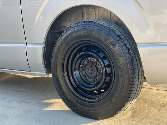 ハイエースバン ロングスーパーＧＬ　タイミングベルト交換　エンジンオイルとエレメント交換　新品バッテリー交換済み　プッシュスタート　キーレスエントリー　リアエアコン　ナビ　フルセグＴＶ　バックカメラ　オートクロージャドア　ＡＣ１００Ｖ（74枚目）