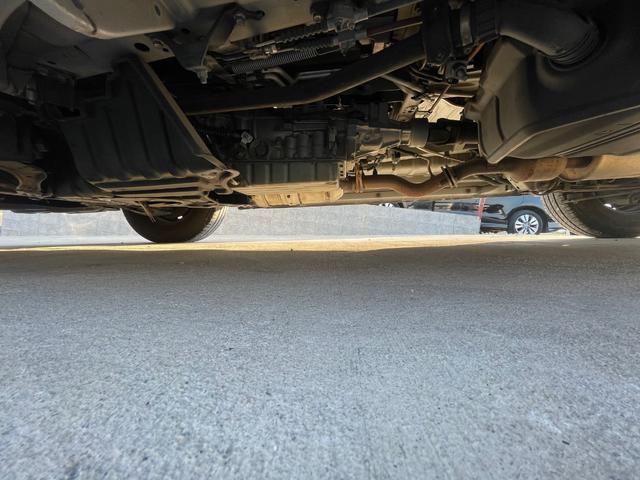 ハイエースバン ロングスーパーＧＬ　タイミングベルト交換　エンジンオイルとエレメント交換　新品バッテリー交換済み　プッシュスタート　キーレスエントリー　リアエアコン　ナビ　フルセグＴＶ　バックカメラ　オートクロージャドア　ＡＣ１００Ｖ（79枚目）