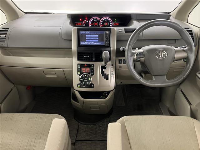 ノア Ｓｉ　レイッシュ　地デジＴＶ　両側電動ドア　パワーステアリング　スマートキー　アルミホイール　メモリナビ　オートエアコン　盗難防止装置　バックカメラ　ウォークスルー　パワーウインドウ　ＡＢＳ　３列シート　キーレス（6枚目）