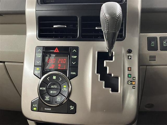 ノア Ｓｉ　レイッシュ　地デジＴＶ　両側電動ドア　パワーステアリング　スマートキー　アルミホイール　メモリナビ　オートエアコン　盗難防止装置　バックカメラ　ウォークスルー　パワーウインドウ　ＡＢＳ　３列シート　キーレス（16枚目）