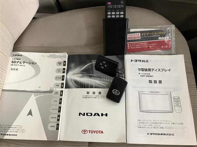 ノア Ｓｉ　レイッシュ　地デジＴＶ　両側電動ドア　パワーステアリング　スマートキー　アルミホイール　メモリナビ　オートエアコン　盗難防止装置　バックカメラ　ウォークスルー　パワーウインドウ　ＡＢＳ　３列シート　キーレス（17枚目）