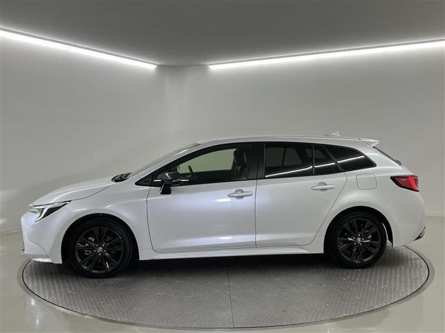 カローラツーリング ハイブリッド　ダブルバイビー　メディアプレイヤー接続　バックモニター　フルセグＴＶ　ＬＥＤライト　クルコン　横滑り防止　盗難防止装置　ナビ・ＴＶ　ドライブレコーダー　エアバッグ　ＥＴＣ　ＡＢＳ　助手席エアバッグ　キーレス（6枚目）