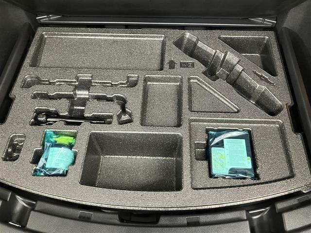 カローラツーリング ハイブリッド　ダブルバイビー　メディアプレイヤー接続　バックモニター　フルセグＴＶ　ＬＥＤライト　クルコン　横滑り防止　盗難防止装置　ナビ・ＴＶ　ドライブレコーダー　エアバッグ　ＥＴＣ　ＡＢＳ　助手席エアバッグ　キーレス（33枚目）