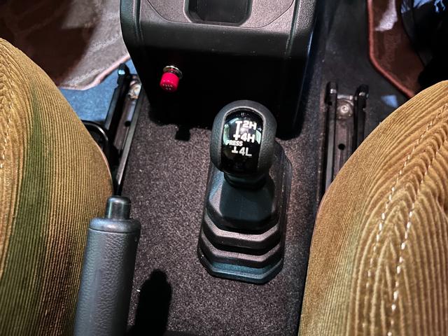 ジムニー XL THEROOTS ザルーツ 名栗加工ステアリング 名栗加工シフトノブ コーデュロイ生地シートカバー レトロホイール ナビゲーション フルセグTV フロントシートヒーター(41枚目)