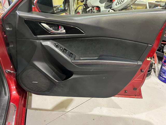 アクセラスポーツ XD 6速MT サンルーフ BOSEサウンドシステム WORKEMOTION18インチアルミ AutoExe車高調 インテークサクションキット スポーツワイパーブレード ボンネットダンパー(35枚目)