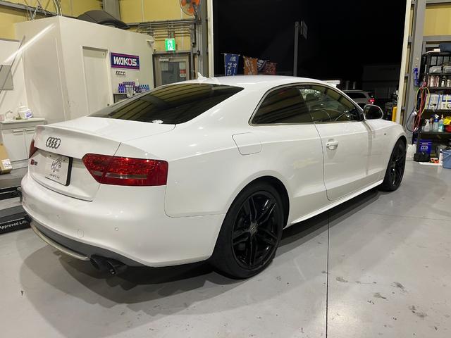 S5 ベースグレード AWE TUNINGマフラー 赤レザー内装 パワーシート シートヒーター アダプティブヘッドライト フルセグTV バックモニター ETC フロントタイヤ新品 前後ブレーキパッド新品(6枚目)