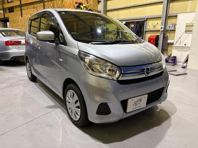 デイズ Ｊ　ワンオーナー　エマージェンシーブレーキ　キーレス　ＣＤ／ＦＭデッキ　距離２万キロ台　トラクションコントロール　ベージュ内装　クールシルバー　ＬＥＤテールランプ　エアコン（4枚目）