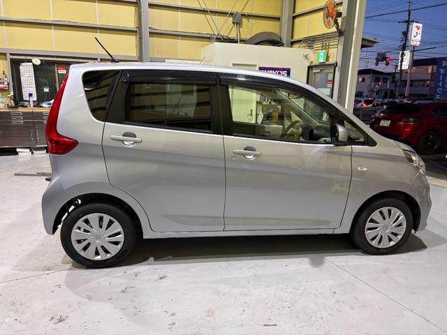 デイズ Ｊ　ワンオーナー　エマージェンシーブレーキ　キーレス　ＣＤ／ＦＭデッキ　距離２万キロ台　トラクションコントロール　ベージュ内装　クールシルバー　ＬＥＤテールランプ　エアコン（5枚目）