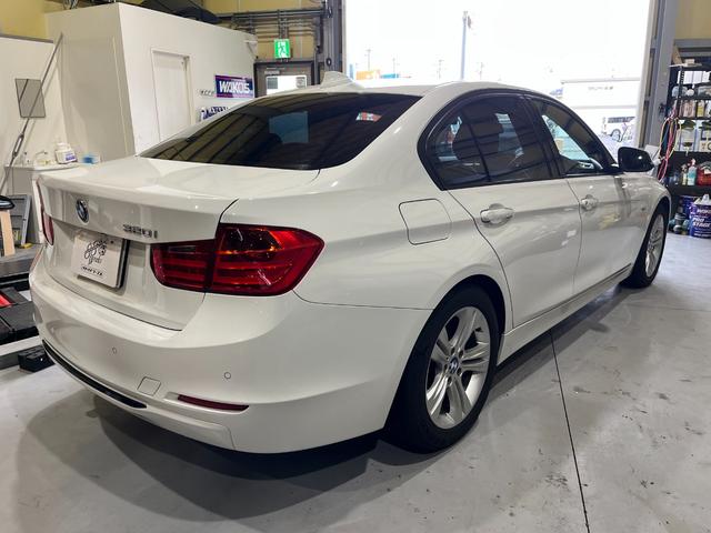 ３シリーズ ３２０ｉ　スポーツ　バックモニター　ドライブレコーダー　ＥＴＣ　ＲＥＧＮＯ　インテリキー×２　禁煙車　クルーズコントロール　キセノンヘッドライト　フォグランプ　リアフォグ　前席パワーシート　保証書　取説（7枚目）