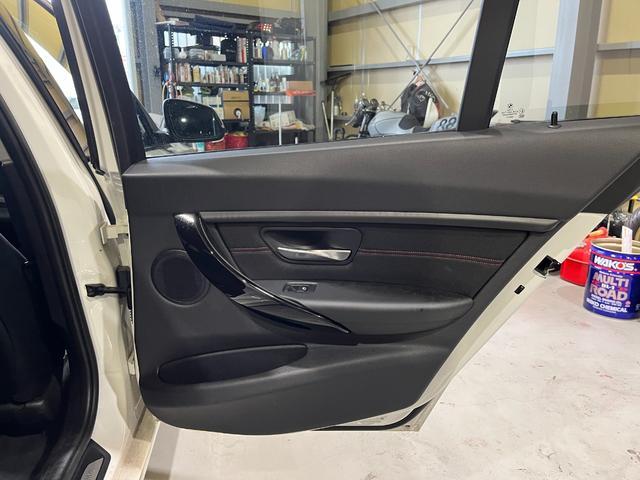 ３シリーズ ３２０ｉ　スポーツ　バックモニター　ドライブレコーダー　ＥＴＣ　ＲＥＧＮＯ　インテリキー×２　禁煙車　クルーズコントロール　キセノンヘッドライト　フォグランプ　リアフォグ　前席パワーシート　保証書　取説（42枚目）