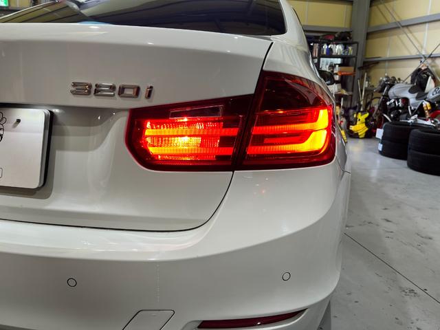 ３シリーズ ３２０ｉ　スポーツ　バックモニター　ドライブレコーダー　ＥＴＣ　ＲＥＧＮＯ　インテリキー×２　禁煙車　クルーズコントロール　キセノンヘッドライト　フォグランプ　リアフォグ　前席パワーシート　保証書　取説（49枚目）