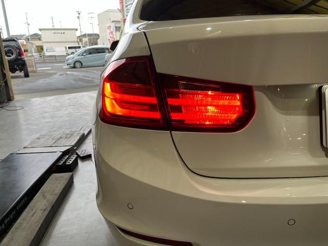 ３シリーズ ３２０ｉ　スポーツ　バックモニター　ドライブレコーダー　ＥＴＣ　ＲＥＧＮＯ　インテリキー×２　禁煙車　クルーズコントロール　キセノンヘッドライト　フォグランプ　リアフォグ　前席パワーシート　保証書　取説（50枚目）