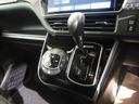 「AUTO」スイッチで車内の温度を一定に保ってくれるオートエアコン。快適装備の代名詞。もちろんマニュアル操作も可能ですよ。