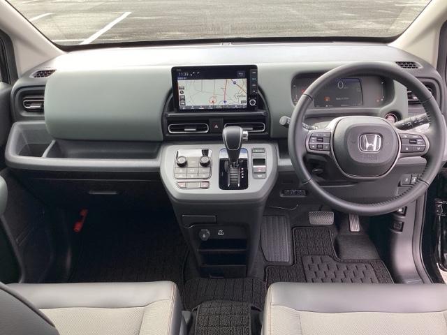 フリード ｅ：ＨＥＶクロスター　当社　試乗車（10枚目）