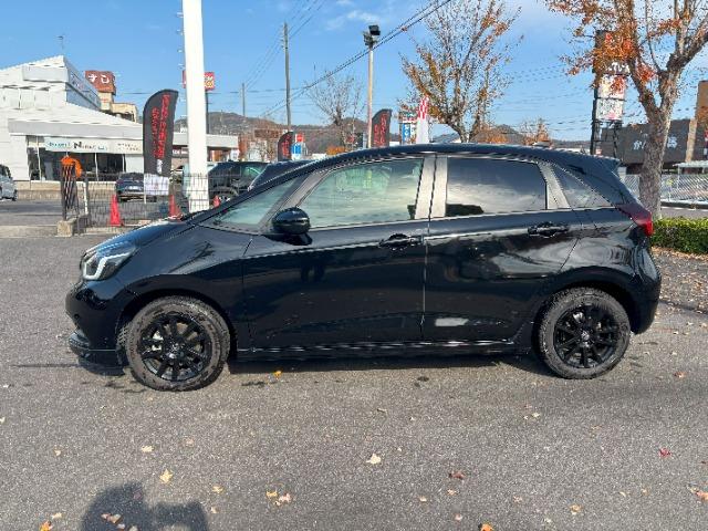 フィット ｅ：ＨＥＶホーム　ブラックスタイル　ＬＥＤ　アルミホイール（4枚目）