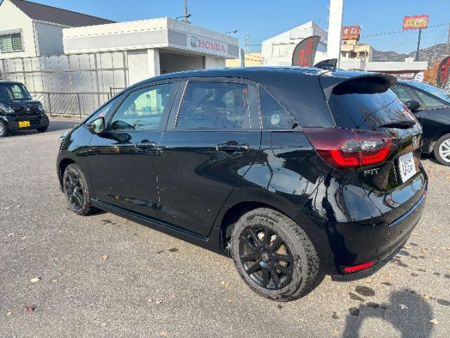 フィット ｅ：ＨＥＶホーム　ブラックスタイル　ＬＥＤ　アルミホイール（5枚目）