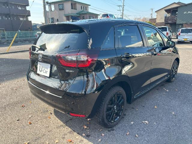 フィット ｅ：ＨＥＶホーム　ブラックスタイル　ＬＥＤ　アルミホイール（7枚目）