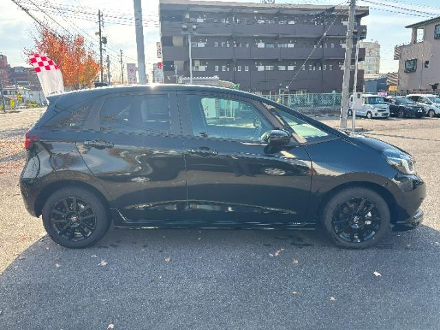 フィット ｅ：ＨＥＶホーム　ブラックスタイル　ＬＥＤ　アルミホイール（8枚目）