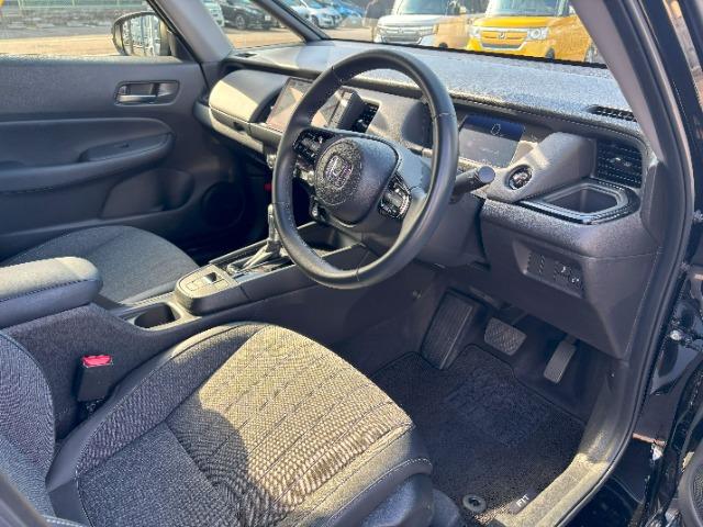 フィット ｅ：ＨＥＶホーム　ブラックスタイル　ＬＥＤ　アルミホイール（10枚目）