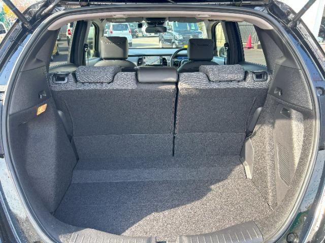 フィット ｅ：ＨＥＶホーム　ブラックスタイル　ＬＥＤ　アルミホイール（12枚目）