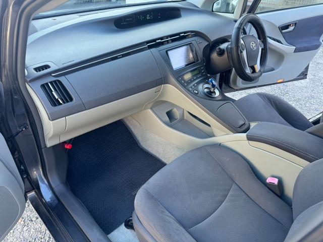 プリウス Ｓ　ＬＥＤエディション　ナビ　ＥＴＣ　ＬＥＤヘッドライト　スマートキー　社外１５インチアルミホイール　フォグライト　オートライト（13枚目）