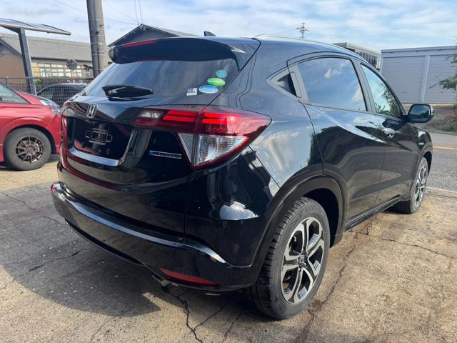 ヴェゼル ハイブリッドＺ　衝突被害軽減システム　ＬＥＤヘッドライト　ナビ　ＥＴＣ　バックカメラ　ＴＶ　ドライブレコーダー　純正１７インチアルミホイール　クルーズコントロール　フォグライト　オートライト　スマートキー２個（4枚目）