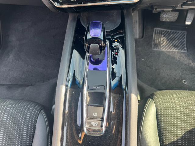 ヴェゼル ハイブリッドＺ　衝突被害軽減システム　ＬＥＤヘッドライト　ナビ　ＥＴＣ　バックカメラ　ＴＶ　ドライブレコーダー　純正１７インチアルミホイール　クルーズコントロール　フォグライト　オートライト　スマートキー２個（77枚目）