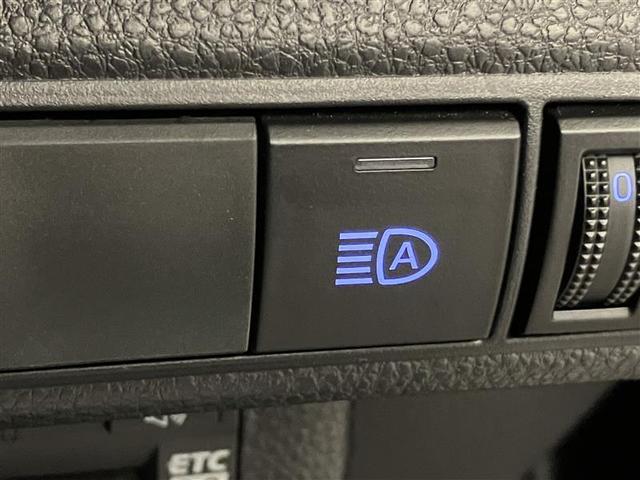 カローラツーリング ハイブリッド　ダブルバイビー　追突軽減ブレーキ　バックモニタ　横滑防止　スマキー　ＬＥＤライト　デュアルエアバッグ　エアコン　オートクルーズ　サイドエアバッグ　ＥＴＣ付　ＰＳ　キーフリー　ＡＢＳ　エアバック　パワーウィンドウ（24枚目）