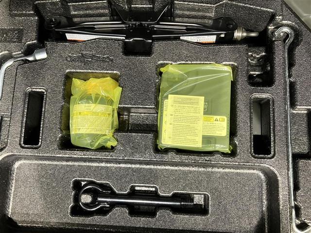 カローラツーリング ハイブリッド　ダブルバイビー　追突軽減ブレーキ　バックモニタ　横滑防止　スマキー　ＬＥＤライト　デュアルエアバッグ　エアコン　オートクルーズ　サイドエアバッグ　ＥＴＣ付　ＰＳ　キーフリー　ＡＢＳ　エアバック　パワーウィンドウ（31枚目）