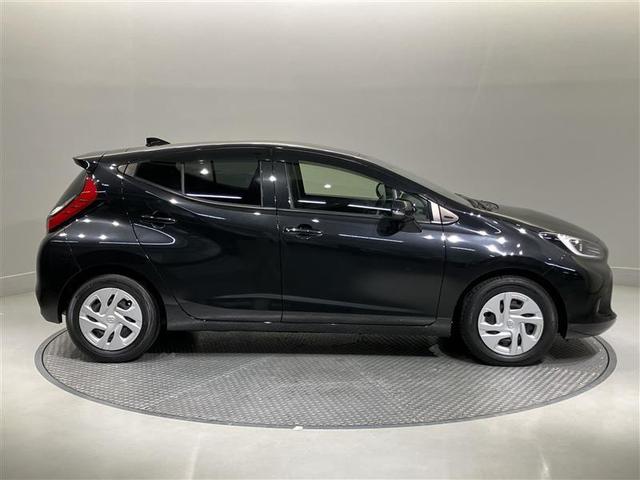 アクア X 踏み間違い防止 イモビ ナビ&TV フルセグ LEDヘッドライト スマートキー 横滑り防止機能 キーレスエントリー オートクルーズ オートエアコン 元試乗車 ETC カーテンエアバッグ DVD再生(3枚目)