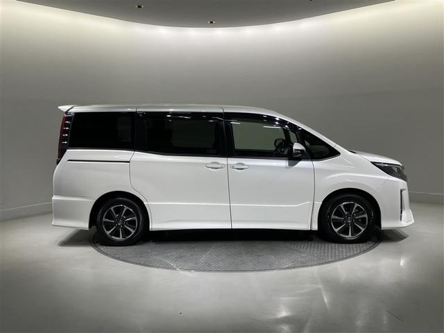 ノア Ｓｉ　１オーナー　プリクラッシュ　地デジ　ダブルエアコン　ＬＥＤヘットライト　ＥＴＣ付き　ドライブレコーダー　クルコン　横滑り防止機能　ナビＴＶ　三列シート　ＡＷ　ＡＡＣ　パワーウインドウ　メモリーナビ（3枚目）