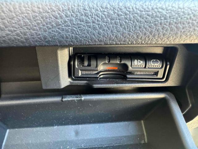 セレナ ハイウェイスター　Ｖセレクション　ワンオーナー　禁煙車　ＥＴＣ　ナビ　ＴＶ　オートクルーズコントロール　両側電動スライドドア　オートライト　スマートキー　アイドリングストップ　電動格納ミラー　後席モニター　３列シート　ウォークスルー（12枚目）