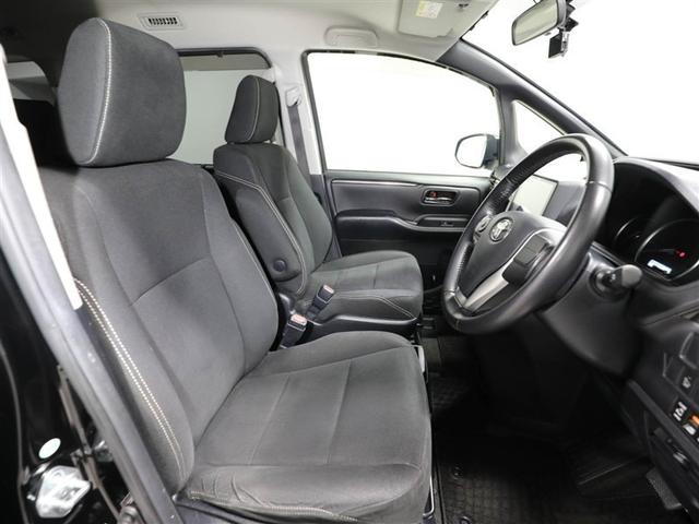 ゆったり室内で運転もしやすいです♪使い勝手の良い配置も考えられています！！