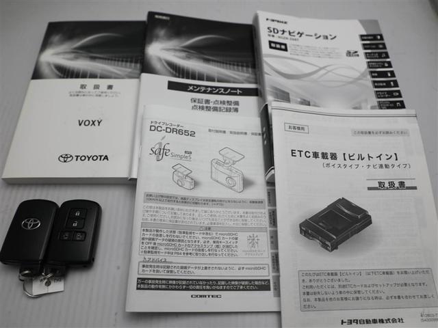 ヴォクシー ＺＳ　煌ＩＩＩ　プリクラッシュ　スマートキ　アイスト　ＤＶＤ再生機能　横滑り防止装置　ナビＴＶ　アルミ　三列シート　ＷＡＣ　盗難防止　オートエアコン　キーレス　ＥＴＣ装備　パワステ　メモリナビ　クルコン　ＡＢＳ（30枚目）