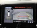 パノラミックビューモニターを装備。駐車場や交差点でクルマを真上から見るように周囲を確認できます。機能の詳細は販売店スタッフまでおたずねください。