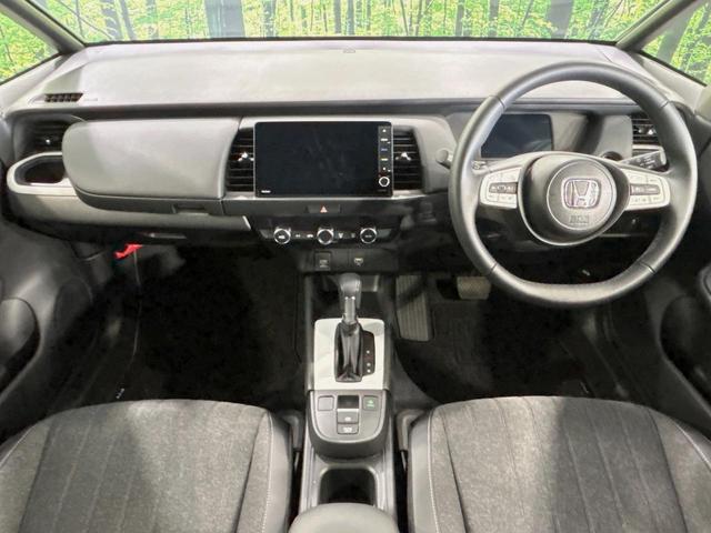 フィット e:HEVホーム 純正9インチナビ バックカメラ 衝突被害軽減システム レーダークルーズ 禁煙車 コーナーセンサー スマートキー LEDヘッド ETC オートハイビーム 車線逸脱警報 オートライト オートエアコン(2枚目)