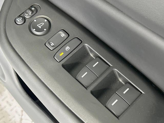 フィット e:HEVホーム 純正9インチナビ バックカメラ 衝突被害軽減システム レーダークルーズ 禁煙車 コーナーセンサー スマートキー LEDヘッド ETC オートハイビーム 車線逸脱警報 オートライト オートエアコン(38枚目)