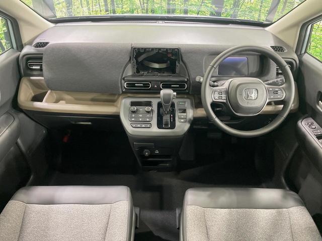 フリード エアー　ＥＸ　登録済未使用車　４ＷＤ　両側電動ドア　衝突被害軽減システム　レーダークルーズ　禁煙車　コーナーセンサー　スマートキー　ＬＥＤヘッド　オートハイビーム　車線逸脱警報　オートライト　オートエアコン（2枚目）