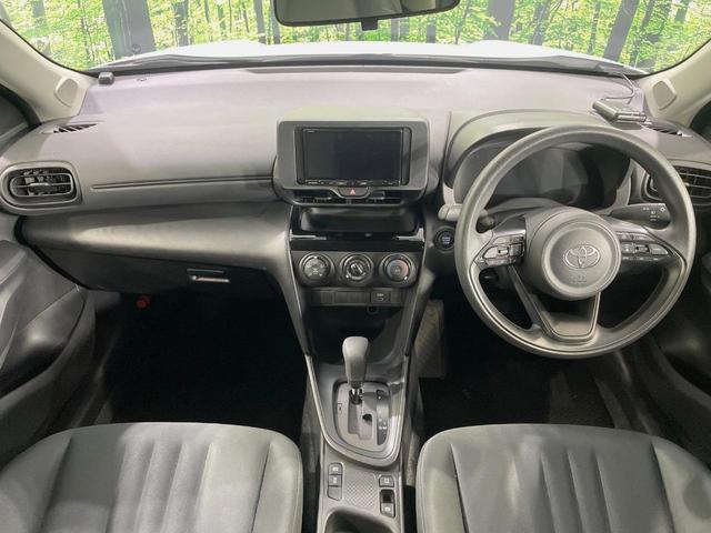 ヤリスクロス Ｘ　バックカメラ　衝突被害軽減システム　レーダークルーズ　禁煙車　ドラレコ　コーナーセンサー　スマートキー　オートハイビーム　車線逸脱警報　オートライト　Ｂｌｕｅｔｏｏｔｈ　フルセグ（2枚目）